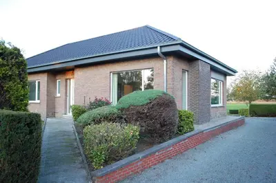 a brick house with a large bush in front of it at Hoppernachten in Zele