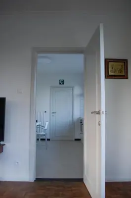 an open door leading to a room with a table at Hoppernachten in Zele