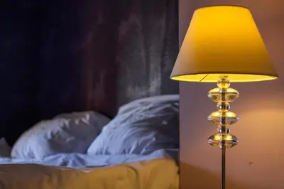 a yellow lamp sitting next to a bed at B&B B³ Boat in Ghent