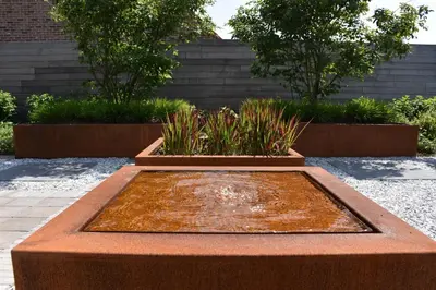a fountain in a garden with plants in it at Vakantiewoning Lescaut in Hamme