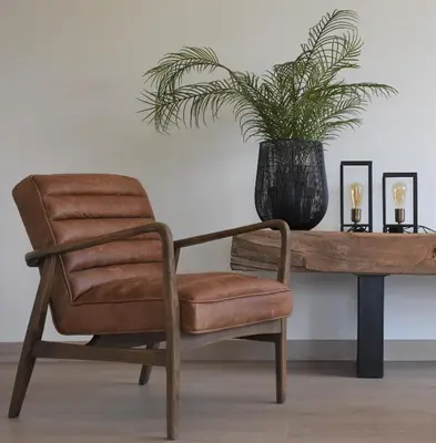 a chair and a table with a potted plant at Vakantiewoning Lescaut in Hamme