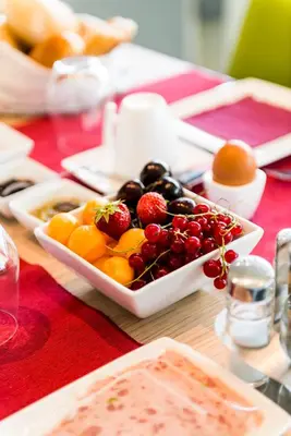 a table with a bowl of fruit on a table at B&B Hier en Nu in Heusden