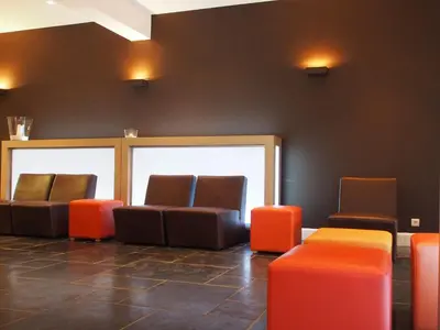 a waiting room with chairs and a window at Domein Martinus in Halle