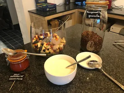 a counter with a bowl of food and a bowl of fruit at B&B Langeveldemolen in Merchtem