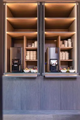 two microwaves on display in a restaurant with food at Hotel De Jachthoorn in Hoogstraten