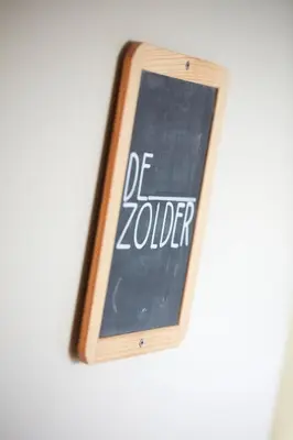 a chalkboard with the word de teacher written on it at B&B Toast Hoogstraten in Hoogstraten