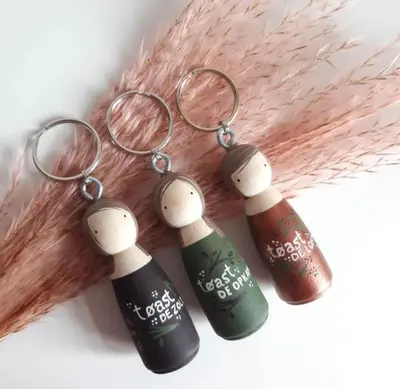 a group of three wine bottles on a teddy bear keychain at B&B Toast Hoogstraten in Hoogstraten