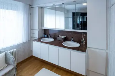 a bathroom with two sinks and a mirror at Logies De blauwe regen in Beveren