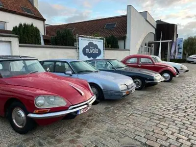 a row of parked cars parked in a parking lot at NUVOLA VILLA in Zottegem