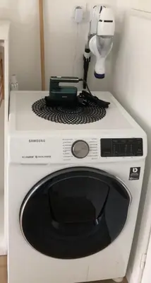a microwave oven with a hair dryer on top of it at Logement luxueux dans le coeur de Bruxelles in Brussels