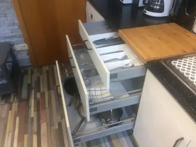 a kitchen with an open drawer in a kitchen at Privé appartement in de buurt van Brussel in Asse