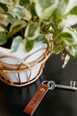 a keychain next to a potted plant next to a plant at B&B Vrijheid 4 in Arendonk