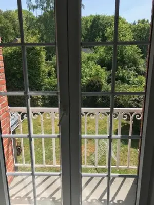 an open window with a view of a yard at Boslucht Leuven in Heverlee