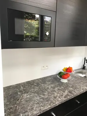 a kitchen counter with a bowl of fruit and a microwave at Brussel House Basilic in Brussels
