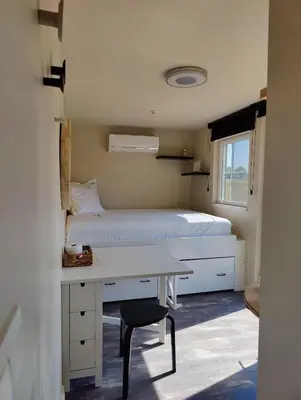 a bedroom with a bed and a desk and a bed at Lianko - Vakantiewoning in Bekkevoort