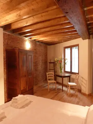 a room with a bed and a table and chairs at L'Auberge de l'éclipse in Brussels