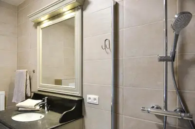 a bathroom with a sink and a shower with a mirror at B&B O Chocolat Cho in Sint-Pieters-Leeuw