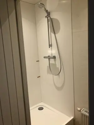 a shower in a bathroom with a toilet at Vakantiehuis De Sneppelhoeve in Loenhout