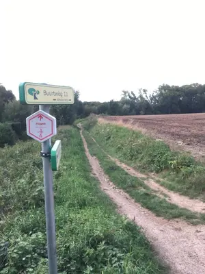 a street sign on the side of a dirt road at B&B Den Biesthoek in Grimbergen