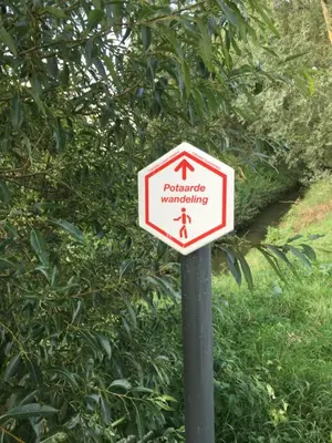 a red and white sign on a pole at B&B Den Biesthoek in Grimbergen