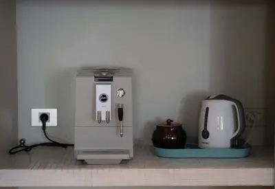 a kitchen with a coffee maker and a coffeemaker at B&B Tempelhof in Ghent