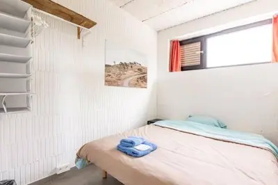 a room with a bed with blue towels on it at Vakantiehuis Wandelen en fietsen in de Kalkense Meersen dichtbij Gent in Laarne