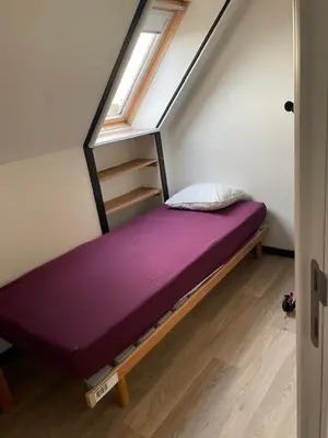 a purple bed in a room with a window at Vakantiehuis Wandelen en fietsen in de Kalkense Meersen dichtbij Gent in Laarne