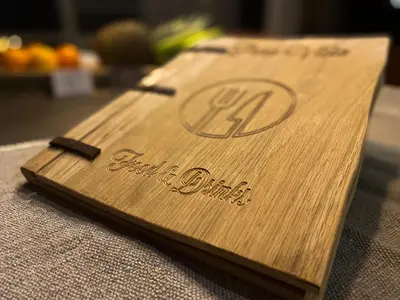 a wooden sign sitting on top of a table at B&B Pura Vista in Zandhoven