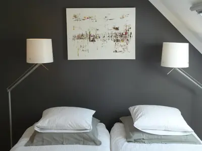 a bedroom with two beds and two lamps at B&B Zinnen en Minnen in Herselt