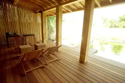 a screened in porch with chairs and a table at B&B Casa Luna Loft in Dendermonde