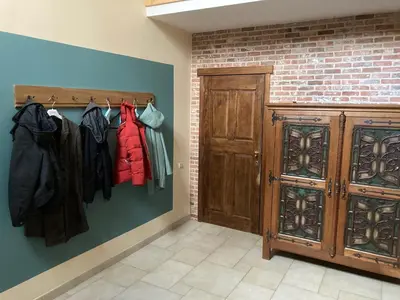 a room with a closet with clothes and a door at Hammo in Ham