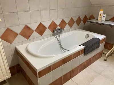 a bath tub with a faucet in a bathroom at Hammo in Ham