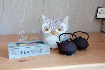 a table with two tea pots and a cat mask at B&B D'Hollehoeve in Heist-op-den-Berg