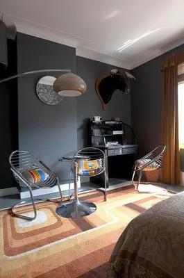 a living room with two chairs and a table at B&B The Baron in Antwerp