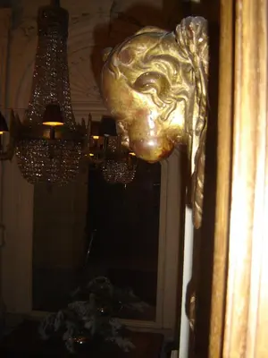 a gold horse head on the door of a room at B&B The Baron in Antwerp