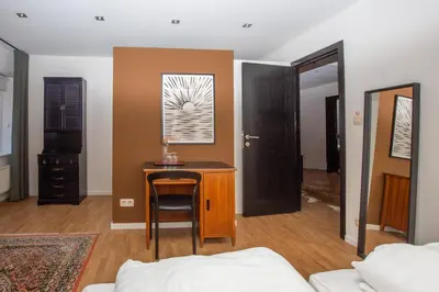 a room with a desk and a bed and a mirror at Vakantiehuis Ochtendgloren in Turnhout