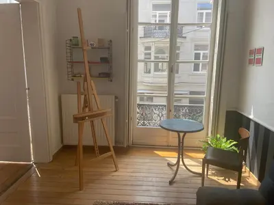 a room with a wooden easel and a table and a window at Ghent Centre Croft Deluxe in Ghent