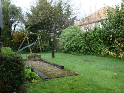 a yard with a tree and a swing at B&B t'Keygoed in Ghent