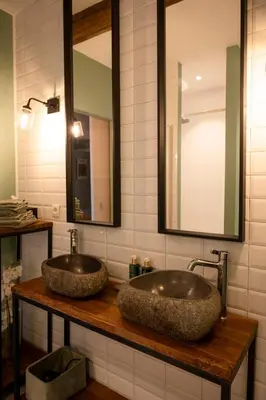 two sinks on a wooden counter in a bathroom at B&B De Koepoort in Mechelen