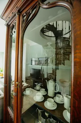 a reflection of a room with a table with cups at Amand'eau - zwemvijver, zonneterras, grote tuin in Sint-Amands