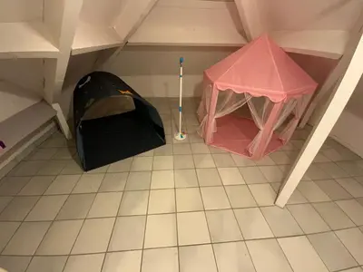 a small room with a tent and a mop in it at LinZn vakantiehuis in Wuustwezel