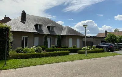 a house with a car parked in front of it at LinZn vakantiehuis in Wuustwezel