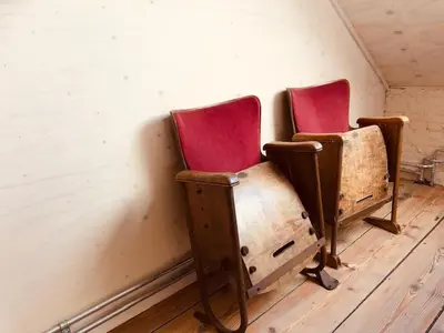 two red chairs sitting in a room with a wall at Logies Lapin in Antwerp
