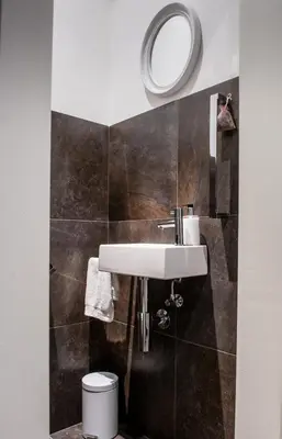 a bathroom with a sink and a mirror at Scheldeoever in Temse