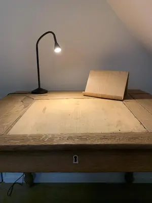 a lamp sitting on top of a wooden table at b&b Meilrijk in Diest