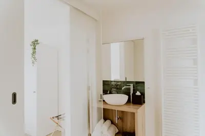 a bathroom with a sink and a mirror at Ramslo in Herselt