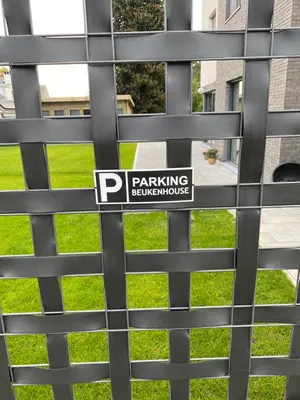 a parking sign on the side of a building at BEUKENHOUSE in Drogenbos