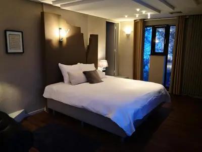 a bedroom with a large bed with white sheets and pillows at Lakeview in Keerbergen