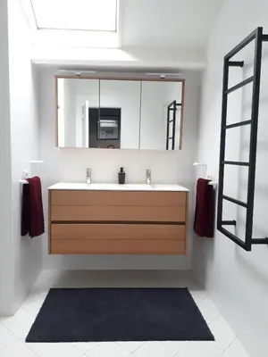 a bathroom with a sink and a mirror at Lakeview in Keerbergen