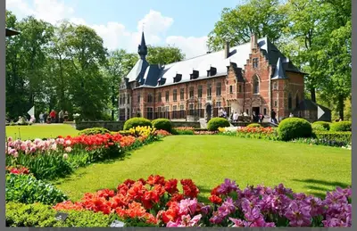 a large building with flowers in front of it at B&B groot-bijgaarden center in Groot-Bijgaarden
